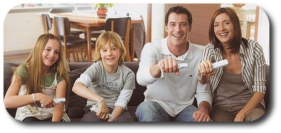Une belle petite famille blanche et aisée jouant à la Wii